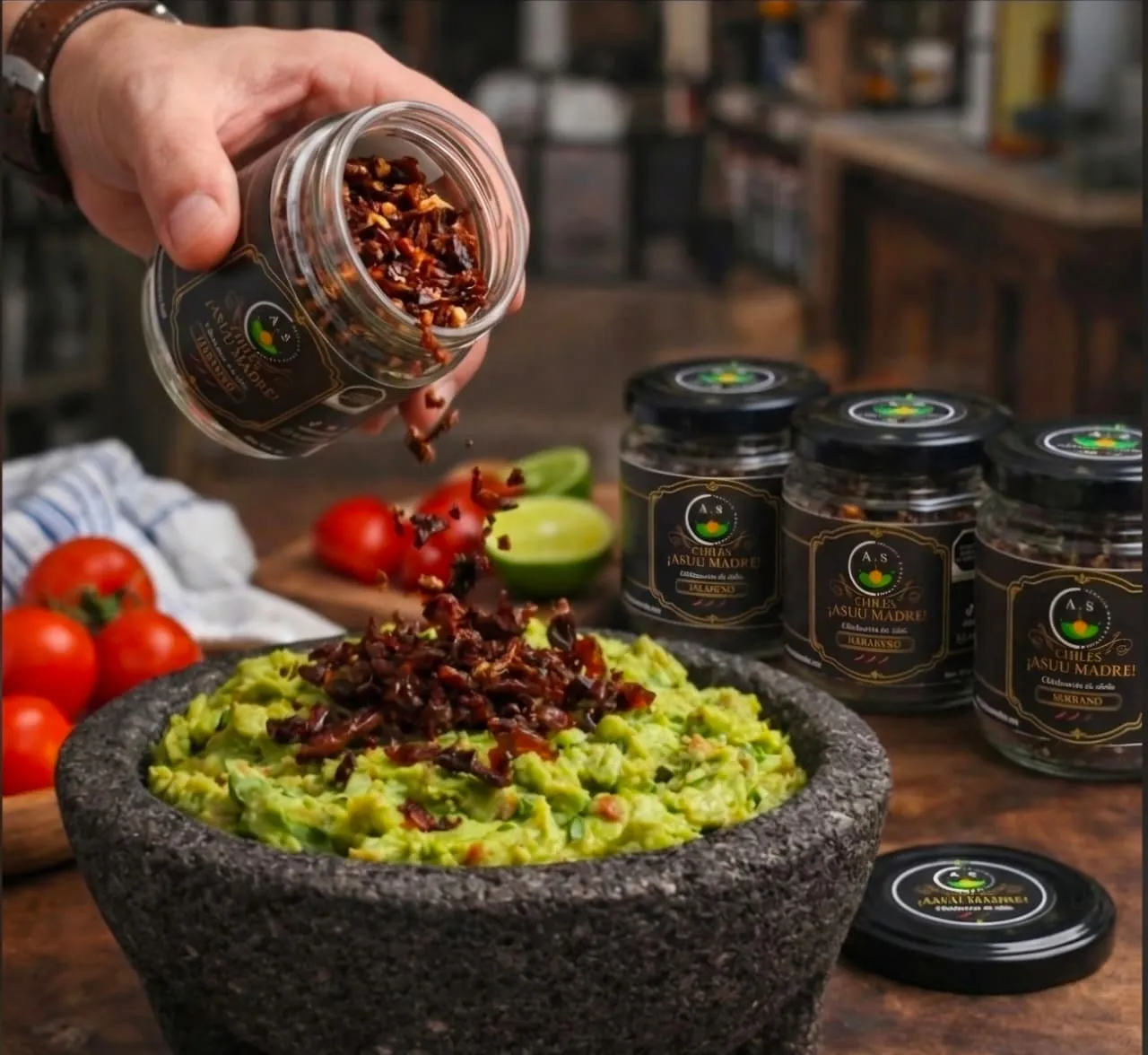 Mano agregando chiles crujientes sobre un taco
